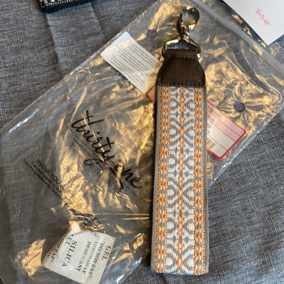 Wide wristlet straps by Thirty One - Picture 3 of 5